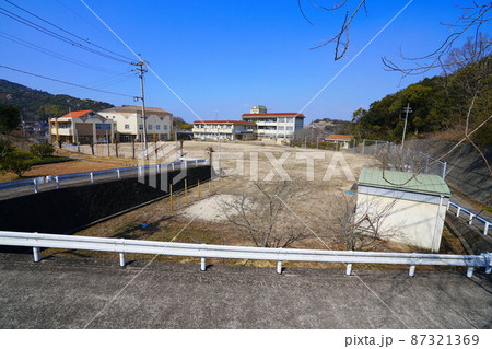 笠岡市立白石小学校と2022年休校の白石中学校の校庭2 岡山県笠岡市白石島 笠岡市立白石小学校と2022年休校の白石中学校の校庭2 岡山県笠岡市白石島 87321369