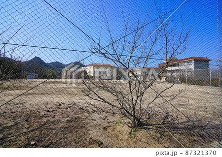笠岡市立白石小学校と2022年休校の白石中学校の校庭3 岡山県笠岡市白石島 笠岡市立白石小学校と2022年休校の白石中学校の校庭3 岡山県笠岡市白石島 87321370