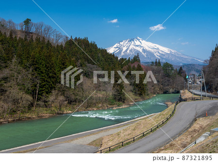 西目屋村の岩木川と岩木山 87321895
