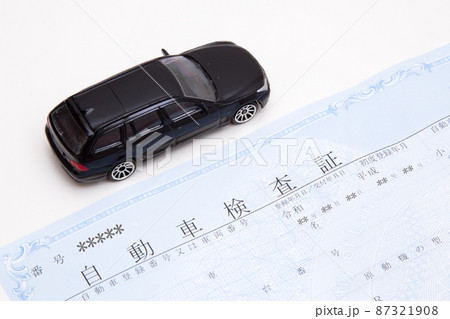 車検イメージ 車と車検証(自動車検査証) 車検イメージ 車と車検証(自動車検査証) 87321908