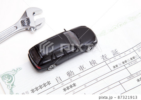 車検イメージ　車と車検証（自動車検査証） 87321913
