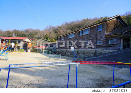 笠岡市立真鍋中学校のレトロな校舎と真鍋小学校1 岡山県笠岡市真鍋島 笠岡市立真鍋中学校のレトロな校舎と真鍋小学校1 岡山県笠岡市真鍋島 87322353