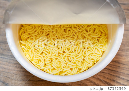 即席カップ麺の写真。インスタント食品のイメージ。 即席カップ麺の写真。インスタント食品のイメージ。 87322549