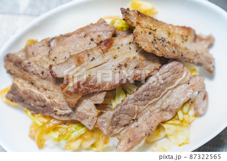牛肉を焼いた料理の写真 87322565