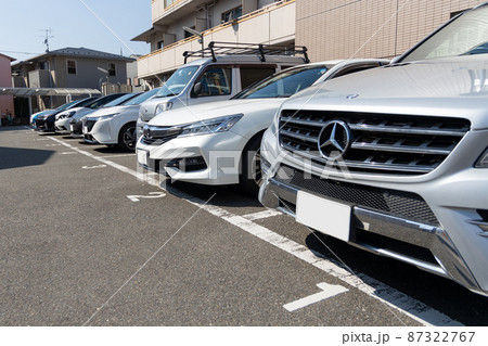 時間貸し駐車場に置いてある自動車 87322767