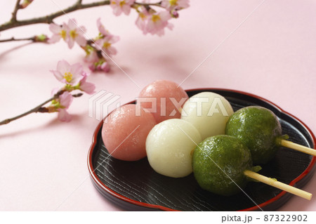 和菓子。3色団子と桜 87322902