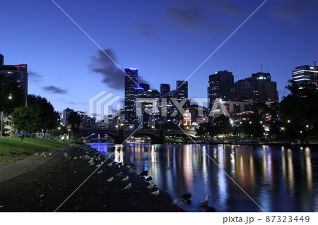 オーストラリアビクトリア州メルボルンのヤラ川に写る夜景 87323449