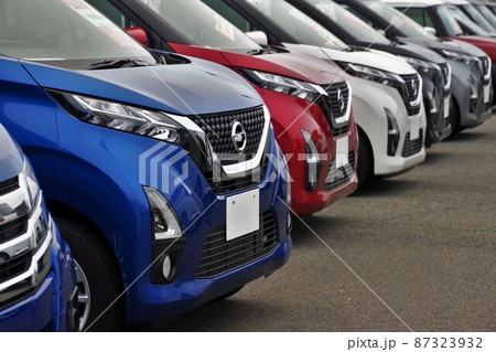 販売店に並ぶ車　日産デイズ　ハイウェイスター 87323932