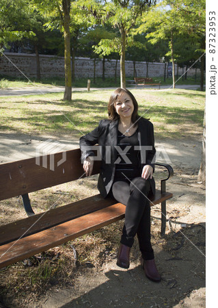 Mature woman in positive attitude Mature woman in positive attitude 87323953