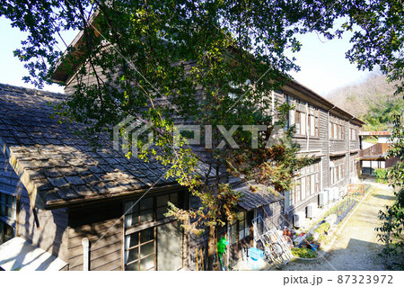 笠岡市立真鍋中学校のレトロな校舎2　岡山県笠岡市真鍋島 87323972