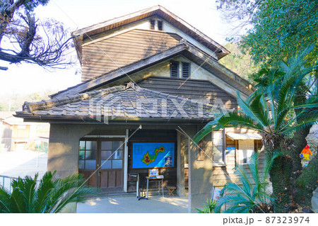 笠岡市立真鍋中学校のレトロな校舎4　岡山県笠岡市真鍋島 87323974