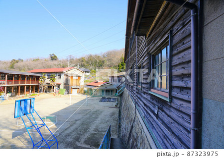 笠岡市立真鍋中学校のレトロな校舎と校庭と真鍋小学校の校舎　岡山県笠岡市真鍋島 87323975