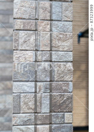 新築一戸建てのサイディングの外壁とコーキング部分 87323999