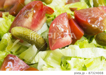 Lettuce salad with tomato and pickles Lettuce salad with tomato and pickles 87324008