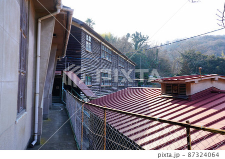 笠岡市立真鍋中学校の給食調理室の屋根とレトロな校舎と真鍋小学校 岡山県笠岡市真鍋島 笠岡市立真鍋中学校の給食調理室の屋根とレトロな校舎と真鍋小学校 岡山県笠岡市真鍋島 87324064