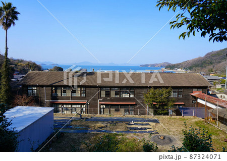 笠岡市立真鍋中学校のレトロな校舎と瀬戸内海3　岡山県笠岡市真鍋島 87324071