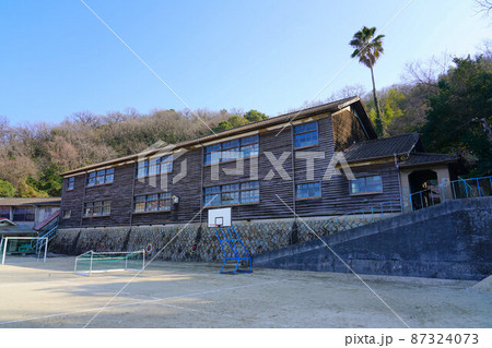 笠岡市立真鍋中学校のレトロな校舎と校庭2 岡山県笠岡市真鍋島 笠岡市立真鍋中学校のレトロな校舎と校庭2 岡山県笠岡市真鍋島 87324073