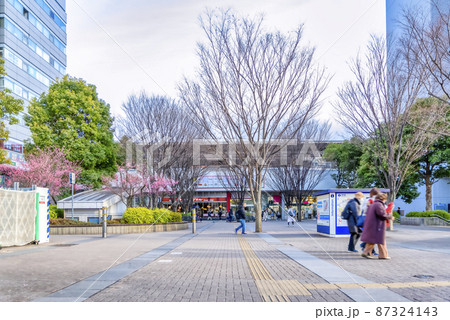 横浜の都市風景 新横浜駅北口 駅前広場 横浜の都市風景 新横浜駅北口 駅前広場 87324143
