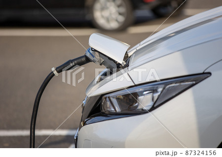 充電ステーションで充電中の電気自動車 充電ステーションで充電中の電気自動車 87324156