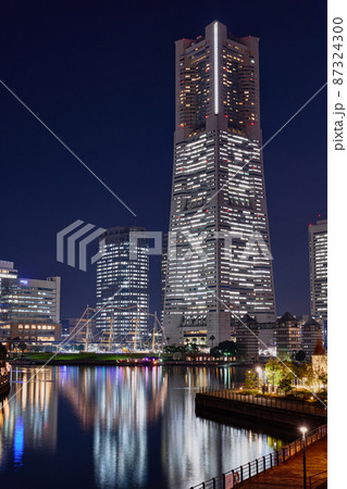 クリスマスシーズンの横浜みなとみらいの夜景 クリスマスシーズンの横浜みなとみらいの夜景 87324300