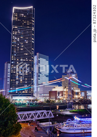 クリスマスシーズンの横浜みなとみらいの夜景 クリスマスシーズンの横浜みなとみらいの夜景 87324302
