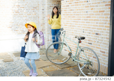 小学生 登校 見送るお母さん 小学生 登校 見送るお母さん 87324542