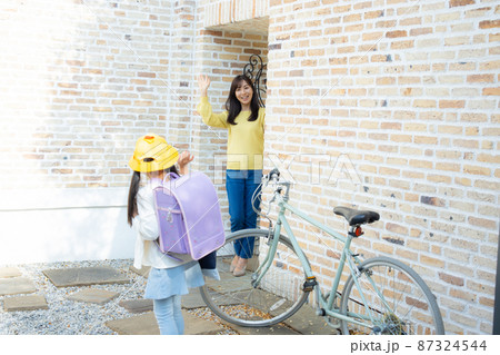 小学生　登校　見送るお母さん 87324544