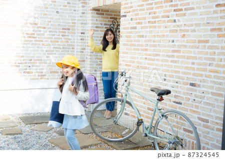 小学生　登校　見送るお母さん 87324545