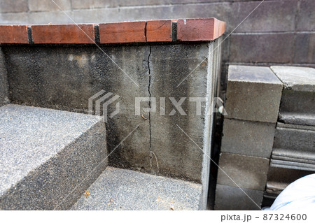 ひび割れの入ったコンクリとレンガ 87324600