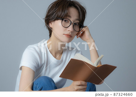 読書する女性 読書する女性 87324660