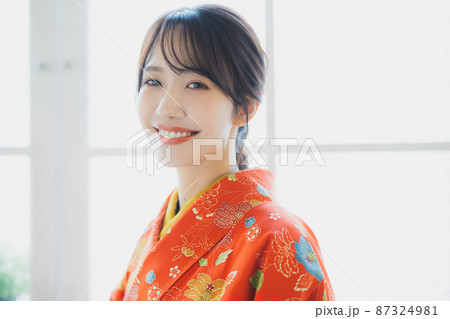 赤い小紋の女性 87324981