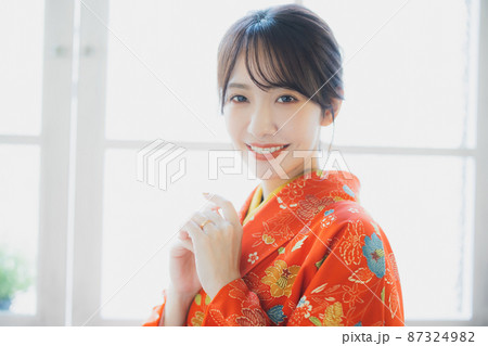 赤い小紋の女性 87324982