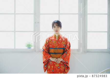 赤い小紋の女性 87324983