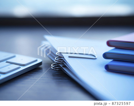書類、キーボード、手帳のビジネスイメージ (女性) 87325597