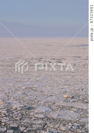 夕暮れの能取岬の流氷　北海道 87325691
