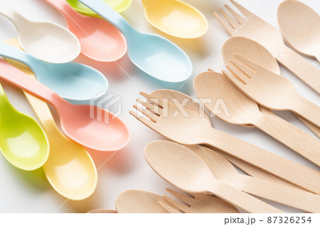 プラスチックと木製のスプーンとフォーク プラスチックと木製のスプーンとフォーク 87326254