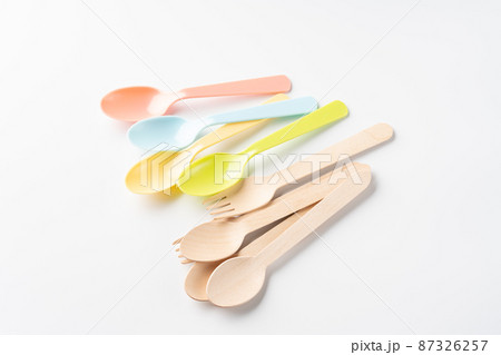 プラスチックと木製のスプーンとフォーク プラスチックと木製のスプーンとフォーク 87326257