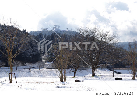 雪化粧した月山富田城跡を麓の三日月公園から見上げた構図 ... 島根県安来市:晴れ 雪化粧した月山富田城跡を麓の三日月公園から見上げた構図 ... 島根県安来市:晴れ 87326324