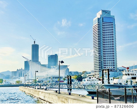 改修工事中の神戸ポートタワーと波止場の景色 ＜兵庫・神戸＞ 87326600
