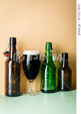 Glass of dark beer 87327045