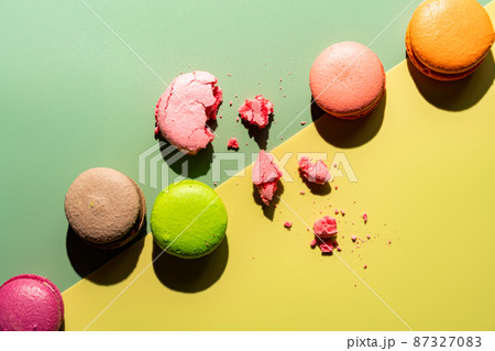 Cookie macaron or macaroon 87327083