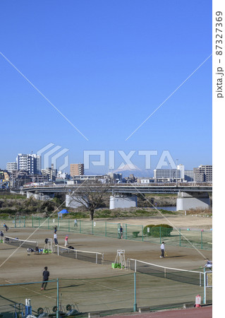 多摩川　ガス橋緑地テニスコートとガス橋越しに望む富士山　東京都大田区 87327369