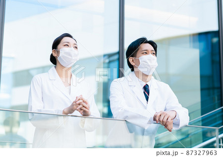 医療イメージ　2人の若い医師　撮影協力：LINK FOREST 87327963