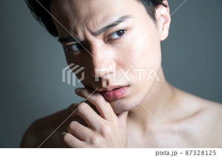 かっこいい男性のメンズビューティーポートレート 87328125