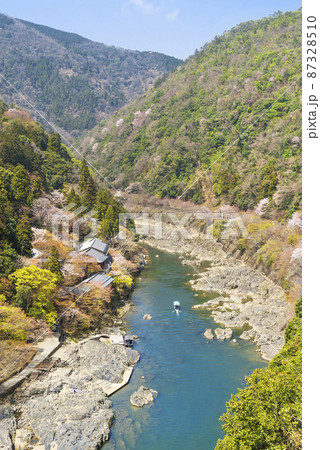 嵐山公園展望台から望む保津川と春の嵐山 87328510