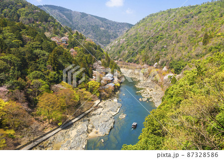 嵐山公園展望台から望む保津川と春の嵐山 87328586