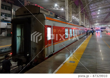 中国の鉄道 客車列車 鄭州駅 87329910