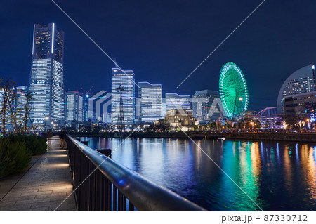 クリスマスシーズンの横浜みなとみらいの夜景 87330712