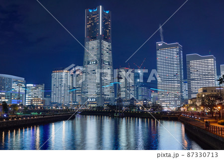 クリスマスシーズンの横浜みなとみらいの夜景 クリスマスシーズンの横浜みなとみらいの夜景 87330713