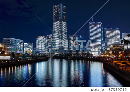クリスマスシーズンの横浜みなとみらいの夜景 クリスマスシーズンの横浜みなとみらいの夜景 87330716